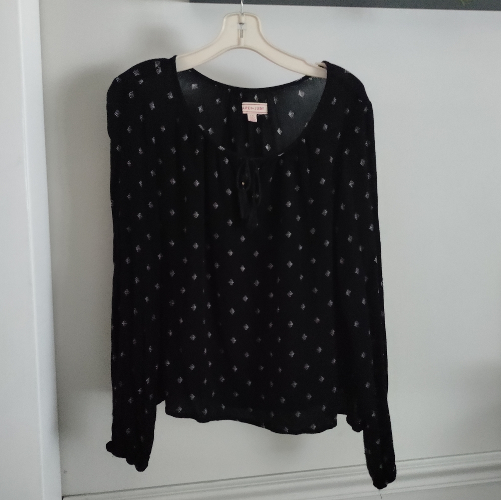 Cape Juby Soft gauze-like lt.wt. top. White diamond print. Flowy fit. EUC